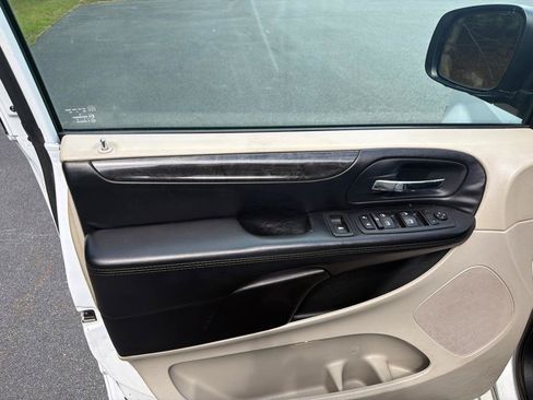 Used 2014 Dodge Grand Caravan SXT w/ Rear Park Assist Package FWD image 10