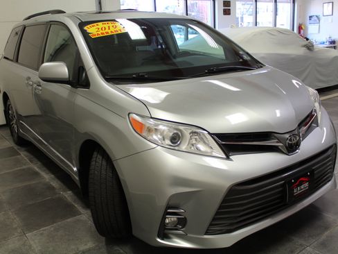 Used 2019 Toyota Sienna XLE image 3