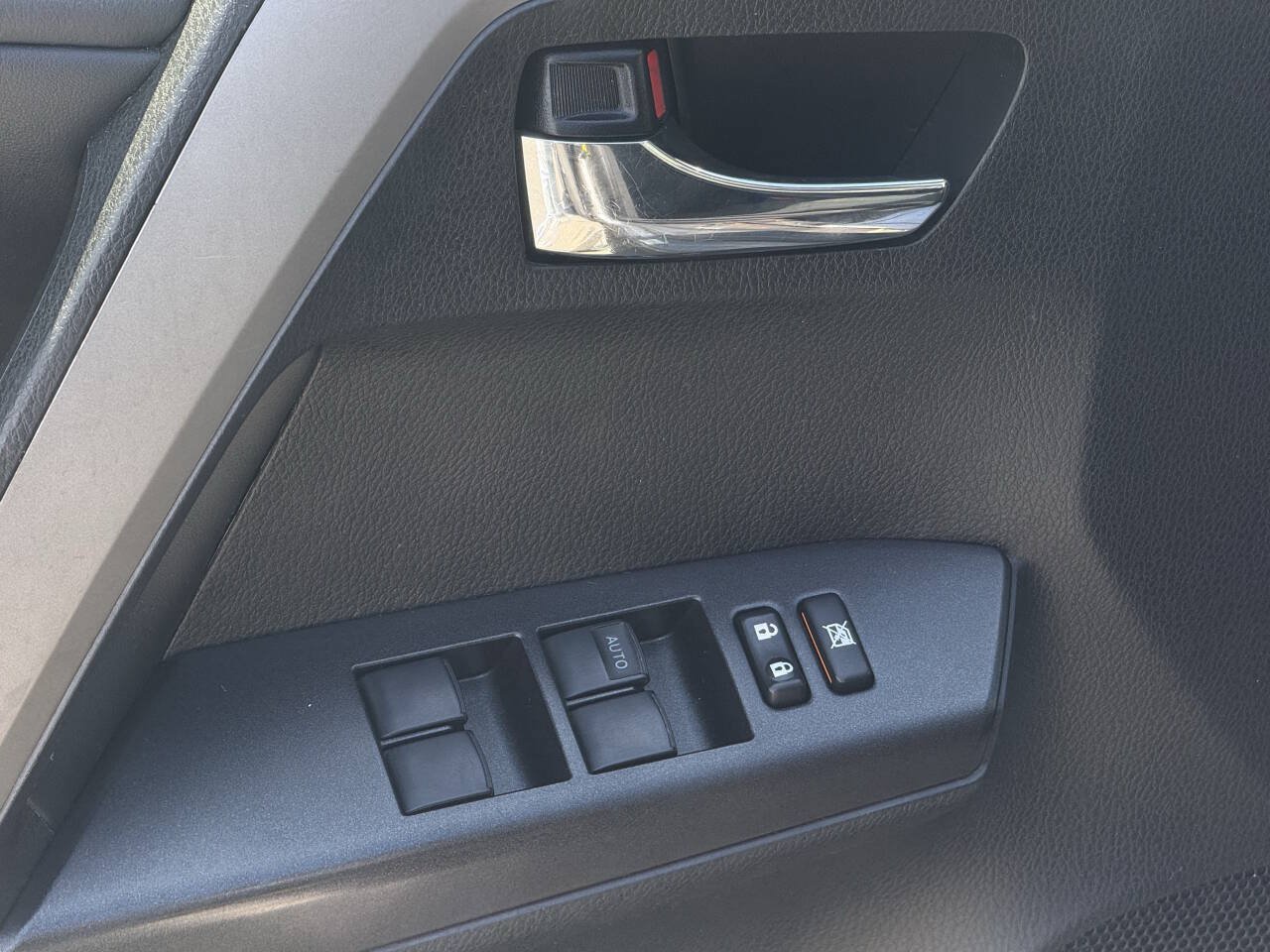 Used 2016 Toyota RAV4 XLE AWD/4WD image 10