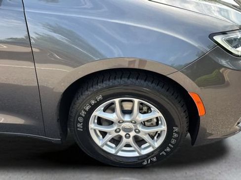 Used 2023 Chrysler Pacifica Touring-L FWD image 35