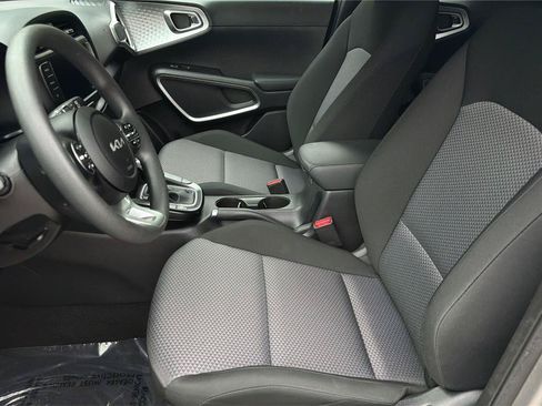 Used 2025 Kia Soul LX w/ LX Technology Package FWD image 10