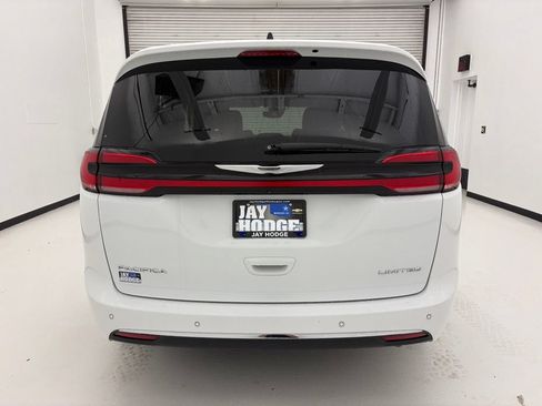 Used 2023 Chrysler Pacifica Limited FWD image 19