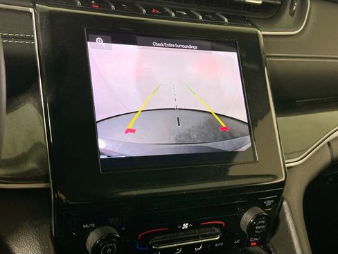 Used 2023 Jeep Grand Cherokee L Laredo image 13