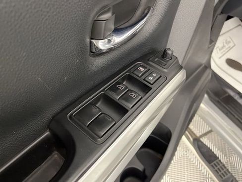 Used 2017 Nissan Titan SV image 31