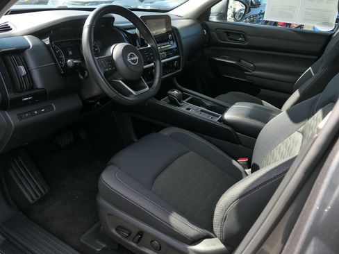 Used 2025 Nissan Pathfinder SV FWD image 13