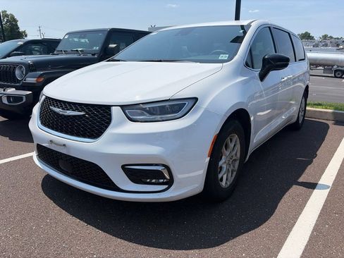 Used 2025 Chrysler Pacifica Select FWD image 3