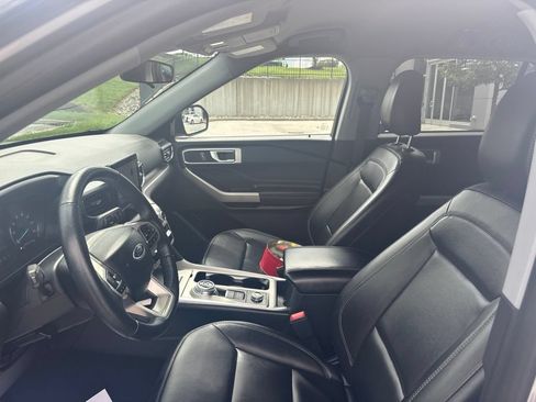 Used 2023 Ford Explorer XLT w/ Equipment Group 202A AWD/4WD image 33