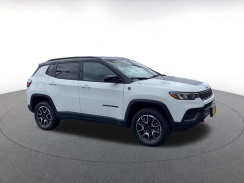 Used 2025 Jeep Compass Trailhawk AWD/4WD image 2
