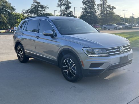 Used 2021 Volkswagen Tiguan SE FWD image 2