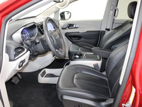 Used 2024 Chrysler Pacifica Touring-L FWD image 18