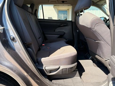 Used 2022 Toyota Highlander LE AWD/4WD image 11