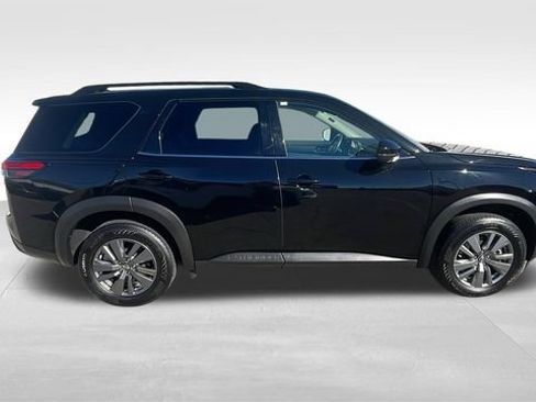 Used 2025 Nissan Pathfinder SV image 9