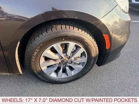 Used 2023 Chrysler Pacifica Touring-L FWD image 8