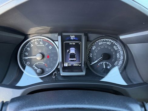 Used 2022 Toyota Tacoma TRD Sport image 34