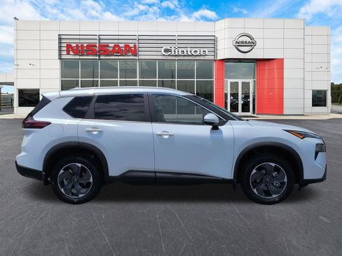 Used 2025 Nissan Rogue SV w/ SV Premium Package FWD image 2