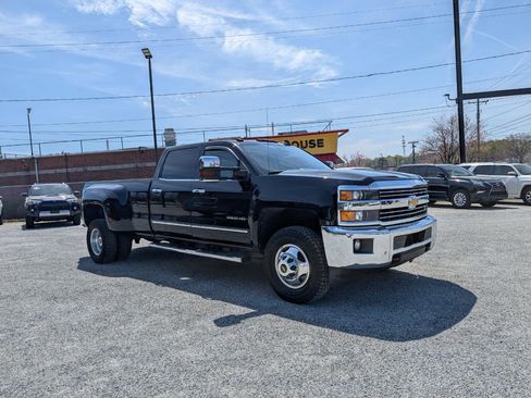 Used 2019 Chevrolet Silverado 3500 LTZ w/ LTZ Plus Package image 3