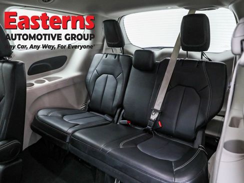 Used 2024 Chrysler Pacifica Touring-L image 32