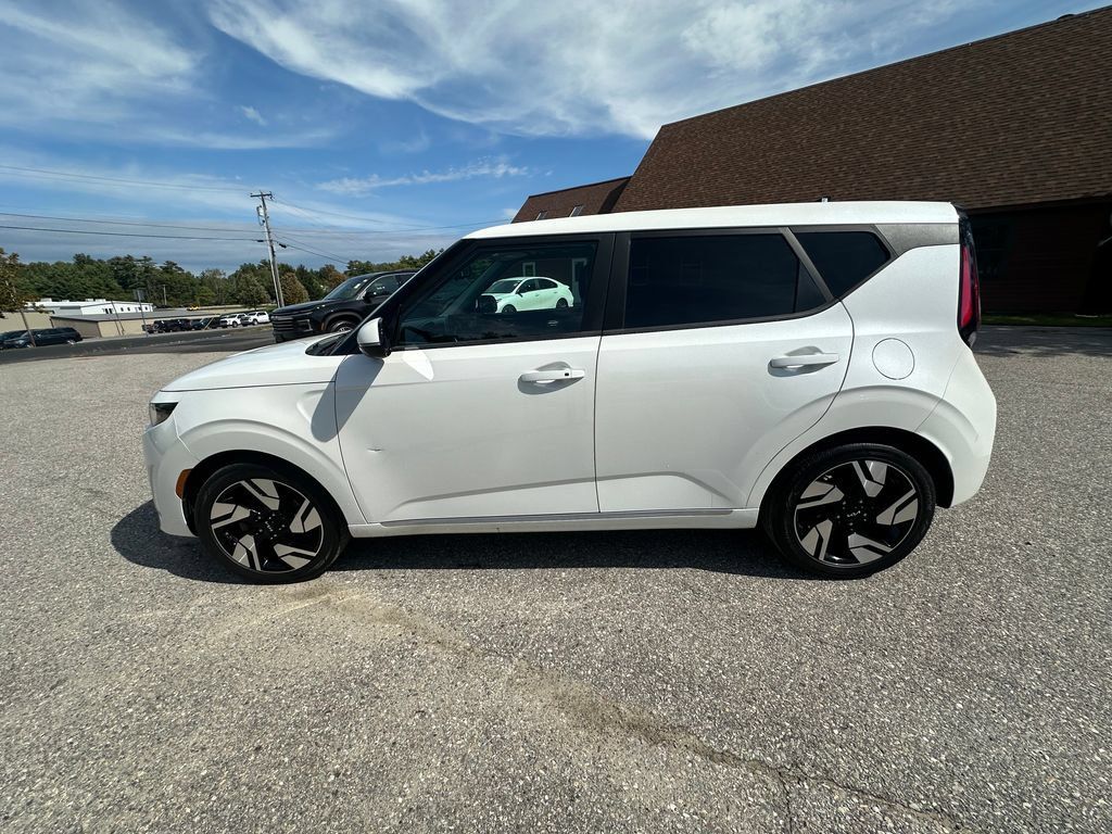 Used 2023 Kia Soul GT-Line FWD image 2