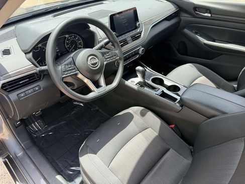 Used 2024 Nissan Altima 2.5 SV FWD image 6