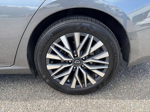 Used 2025 Nissan Altima 2.5 SV FWD image 30
