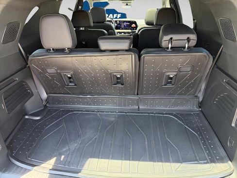 Used 2025 Chevrolet Traverse High Country FWD image 22