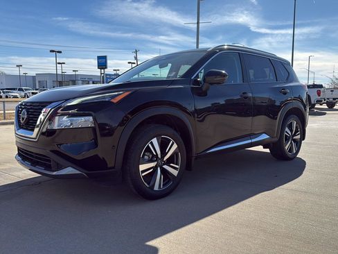 Used 2023 Nissan Rogue SL w/ SL Premium Package image 2