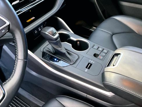 Used 2023 Toyota Highlander XLE image 16