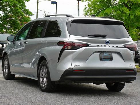 Used 2024 Toyota Sienna XLE FWD image 11