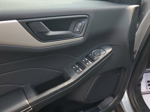 Used 2022 Ford Escape SE w/ SE Sport Appearance Package image 17