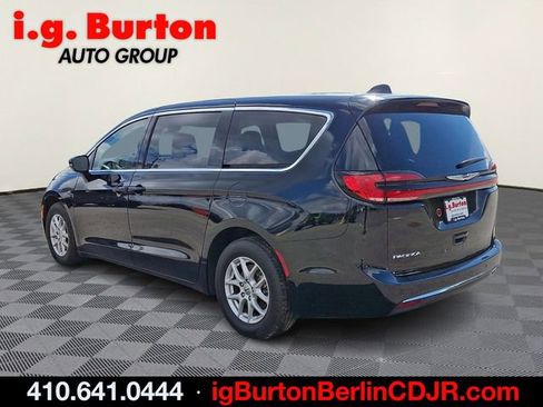 Used 2024 Chrysler Pacifica Touring-L FWD image 4