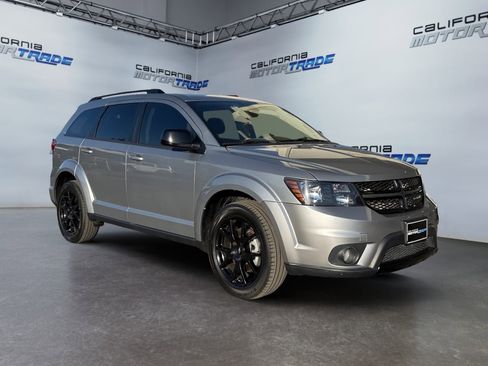 Used 2019 Dodge Journey SE image 3