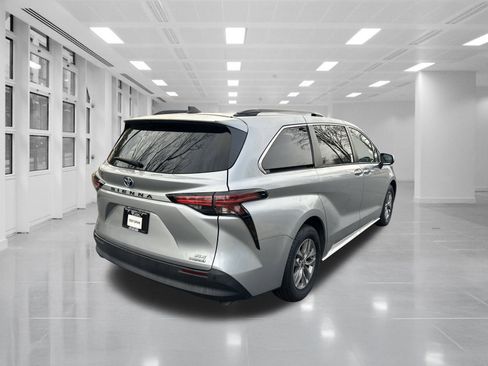 Used 2022 Toyota Sienna XLE image 5
