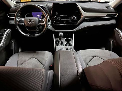 Certified 2023 Toyota Highlander LE image 16