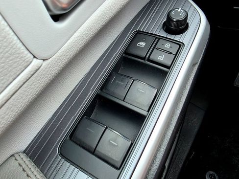 Used 2026 Toyota Sienna XLE FWD image 21