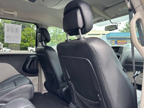 Used 2016 Chrysler Town & Country Touring FWD image 22