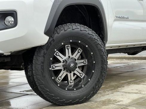 Used 2017 Toyota Tacoma TRD Off-Road w/ Tow Package (A/T) image 2