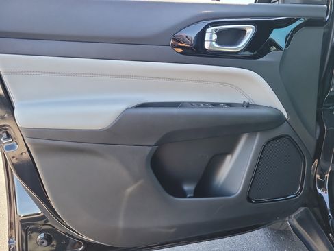 Used 2023 Jeep Compass Limited image 15