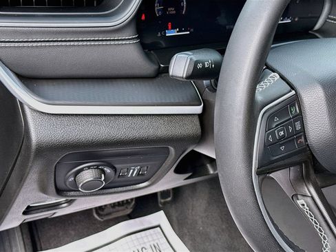 Used 2025 Jeep Grand Cherokee Laredo RWD image 11