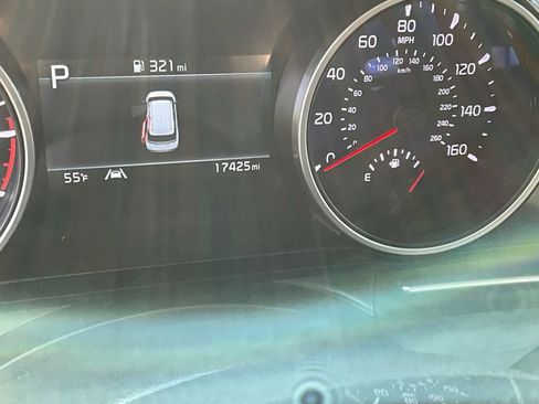 Used 2024 Kia Carnival EX image 15