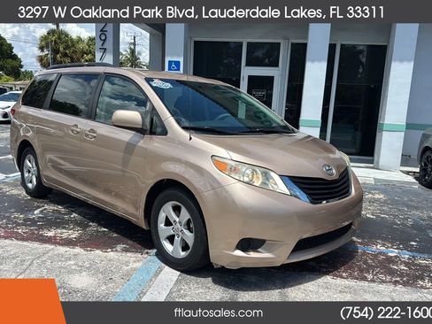 Used 2012 Toyota Sienna LE FWD image 3