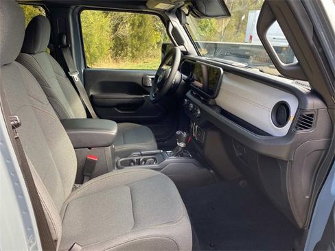 Used 2024 Jeep Wrangler Unlimited image 36