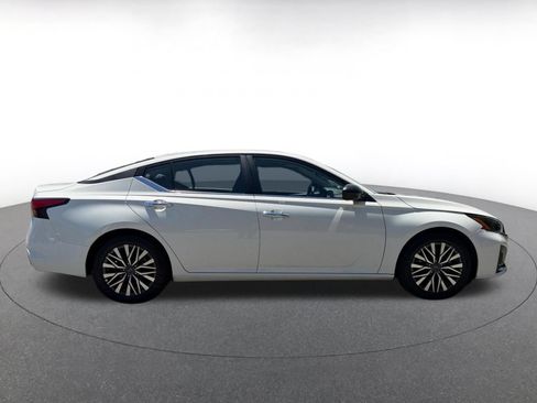 Used 2025 Nissan Altima 2.5 SV FWD image 15