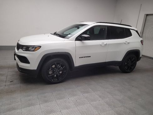 Used 2025 Jeep Compass Latitude w/ Convenience Group AWD/4WD image 2