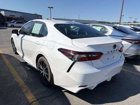 Used 2024 Toyota Camry SE w/ Cold Weather Package FWD image 5