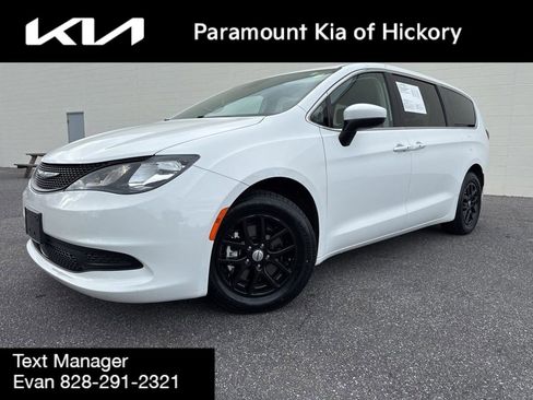 Used 2023 Chrysler Voyager LX image 1