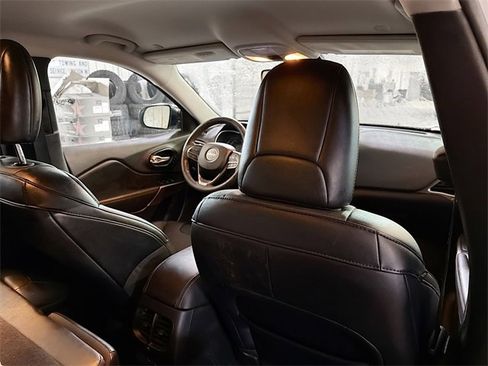 Used 2022 Jeep Cherokee Limited image 11