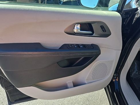 Used 2024 Chrysler Pacifica Touring-L image 9