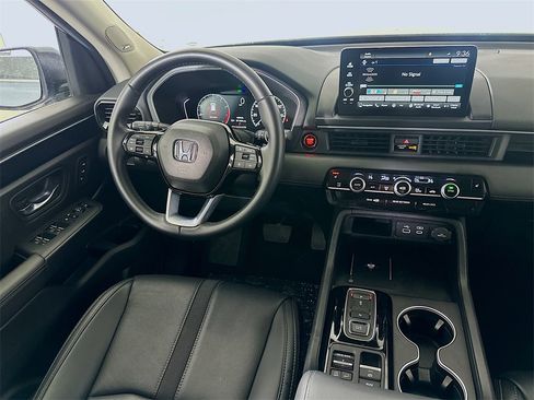 Used 2025 Honda Pilot Touring image 18