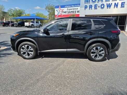 Used 2023 Nissan Rogue SV image 2