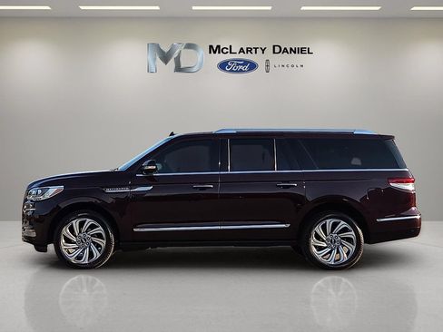 Used 2023 Lincoln Navigator L Reserve AWD/4WD image 3